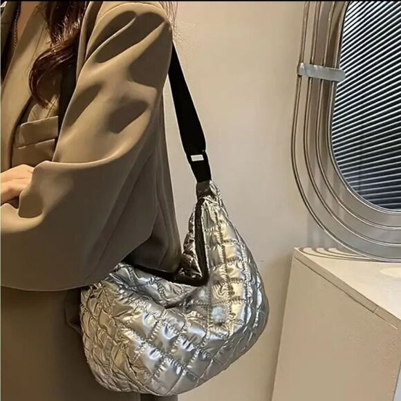 Chic Silvery Quilted Crossbody Bag Spacious & Lightweight with Adjustable Strap - Picture 9 of 12